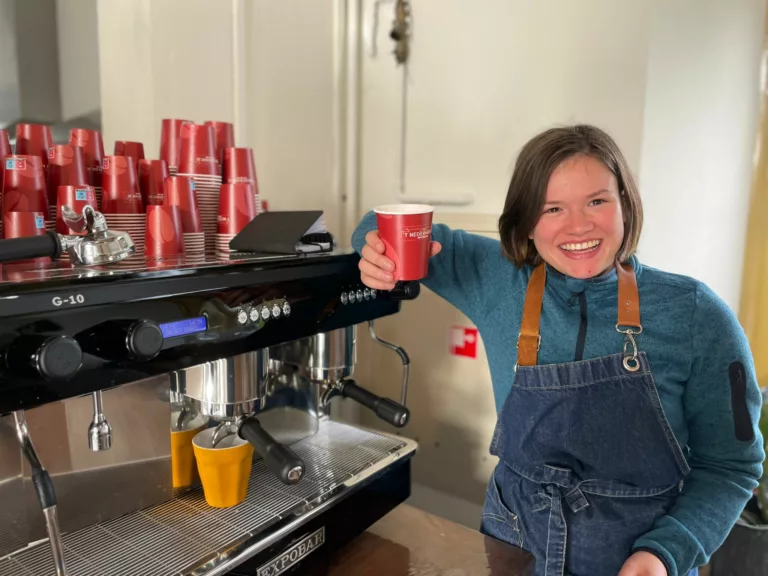 Koffiebarista van het Nederhofje